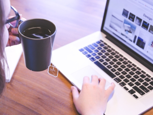 華途財務咨詢公司員工在辦公